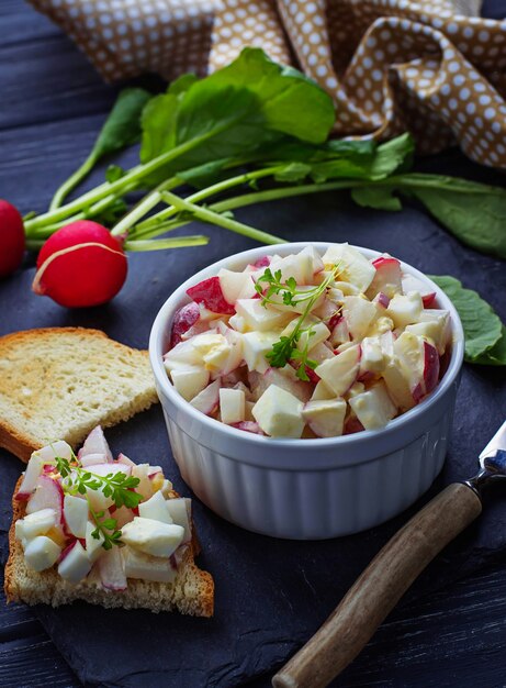  Fresh salad with radish and eggs