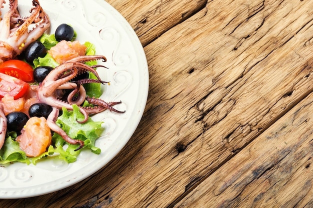 Insalata fresca con frutti di mare