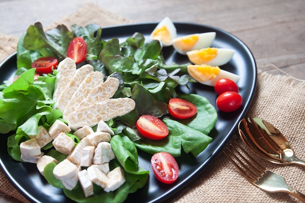 Photo fresh salad with tempeh or tempe, original plant based food of indonesia