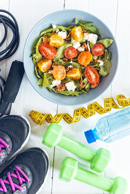 Foto insalata fresca con i pomodori in una ciotola