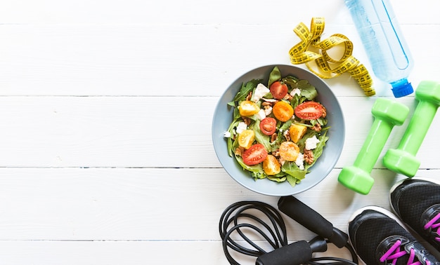 Photo fresh salad with tomatoes in a bowl