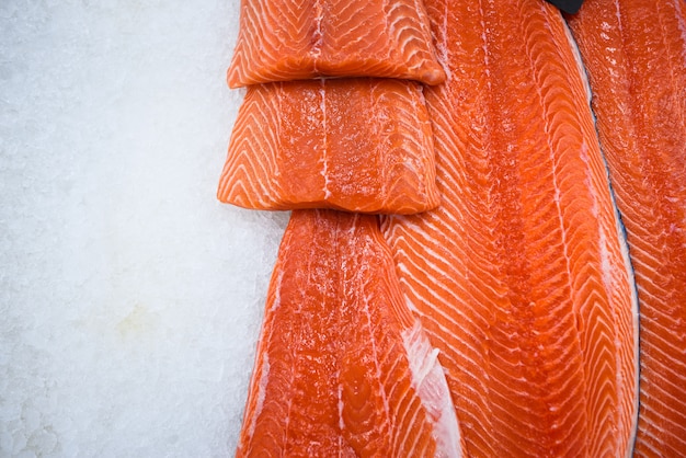 Photo fresh salmon fillet on ice