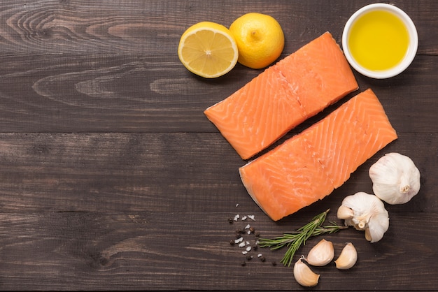 Filetto di salmone fresco con spezie su fondo in legno