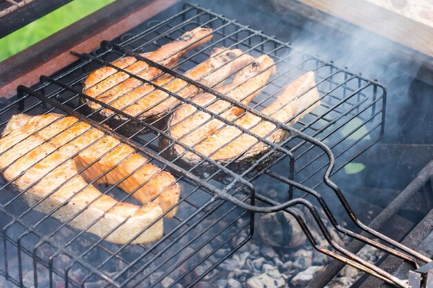 グリルで焼きたてのサーモンフィッシュステーキ。路上、裏庭での料理のコンセプト。