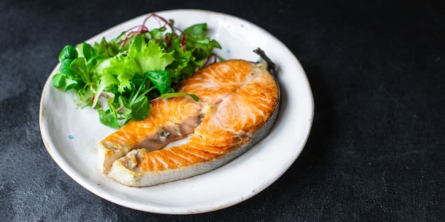 Salmone fresco pesce fritto in un piatto di pesce alla griglia omega pronto da mangiare