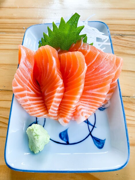 Photo fresh salmon japanese food on the table