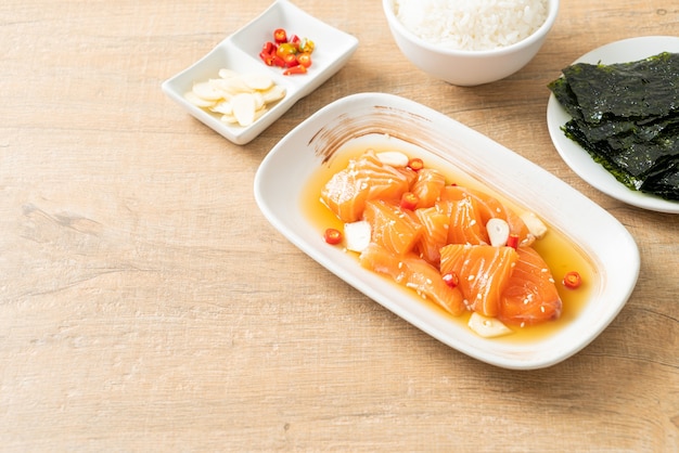 свежий лосось в сыром маринаде сёю или маринованный соевый соус из лосося - азиатский стиль еды
