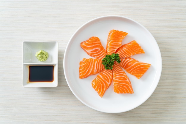 新鮮なサーモンの生刺身-日本食スタイル