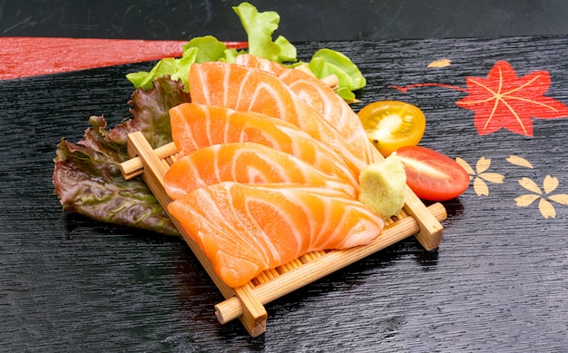 Sashimi crudo di color salmone fresco con salsa di soia