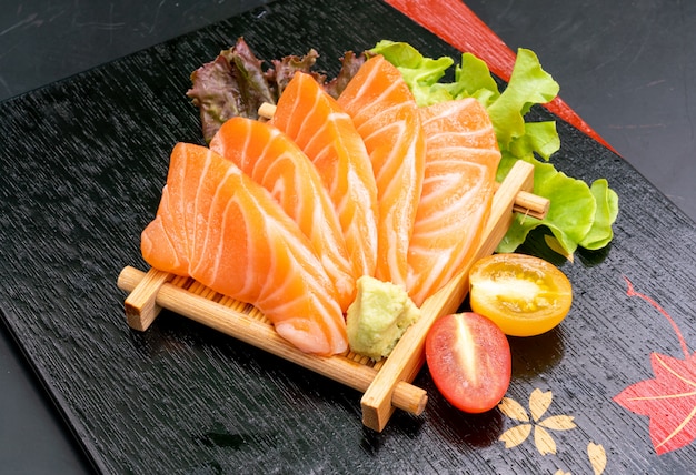 Sashimi crudo di color salmone fresco con salsa di soia