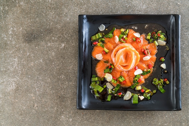 Insalata di salmone crudo fresco piccante