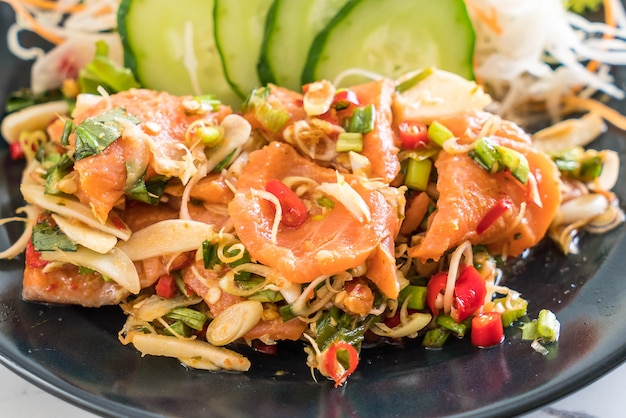 Photo fresh salmon raw spicy salad