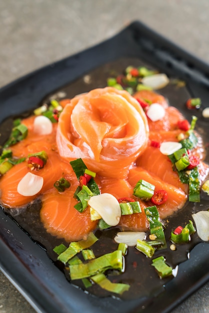 Photo fresh salmon raw spicy salad