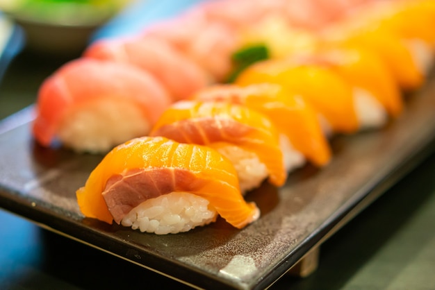 сырые суши со свежим лососем на тарелке - стиль японской кухни