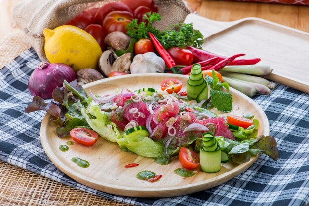 Photo fresh salmon salad with vegetables