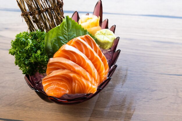 사진 신선한 연어 사시미 일본 음식 식당 테이블에  바탕에 고립