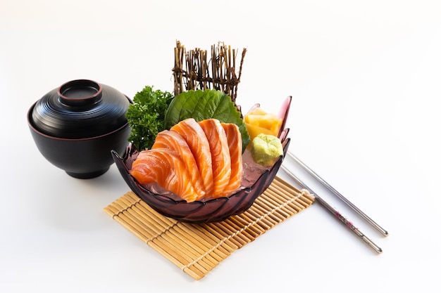 신선한 연어 사시미 일본 음식 식당 테이블에  바탕에 고립