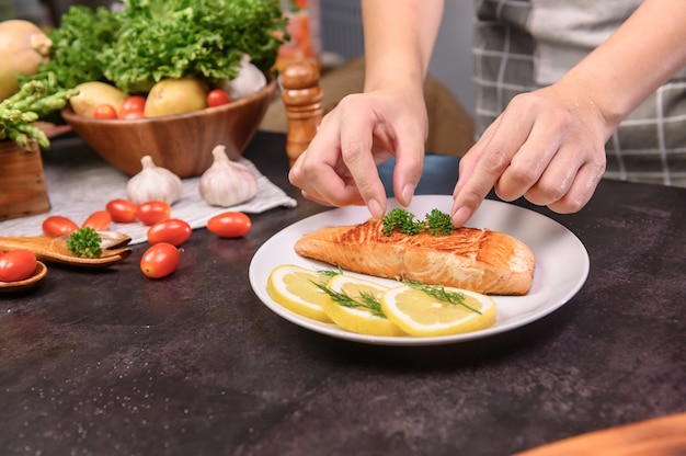 Foto trancio di salmone fresco con insalata. apprendimento online per cucinare dieta e cibo sano quando si resta a casa durante il coronavirus.