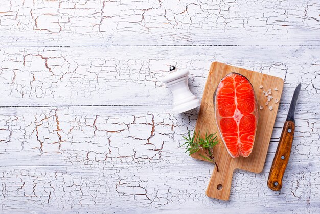 Foto trancio di salmone fresco con spezie