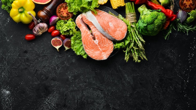 Фото Свежие стейки из лосося с ингредиентами для приготовления пищи здоровое питание вид сверху свободное пространство для копирования