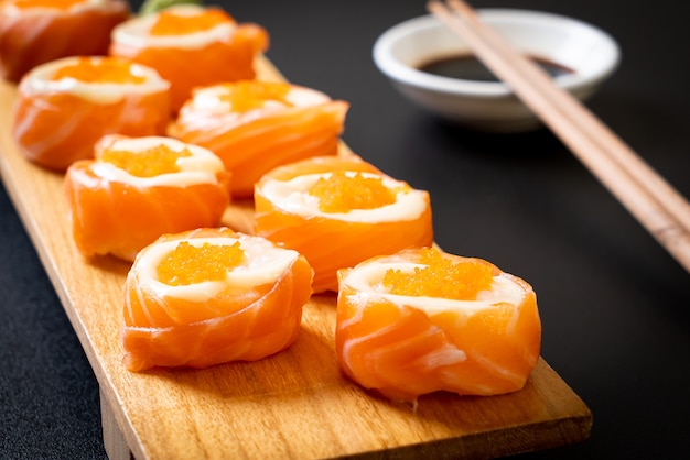 Суши-ролл из свежего лосося с майонезом и креветочным яйцом. Японский стиль еды
