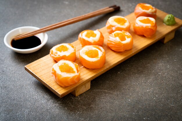 Rotolo di sushi di salmone fresco con maionese e uovo di gamberetti