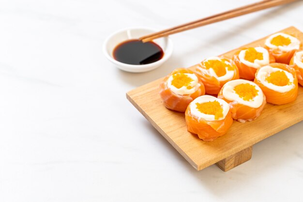 마요네즈와 새우 계란 신선한 연어 초밥 롤