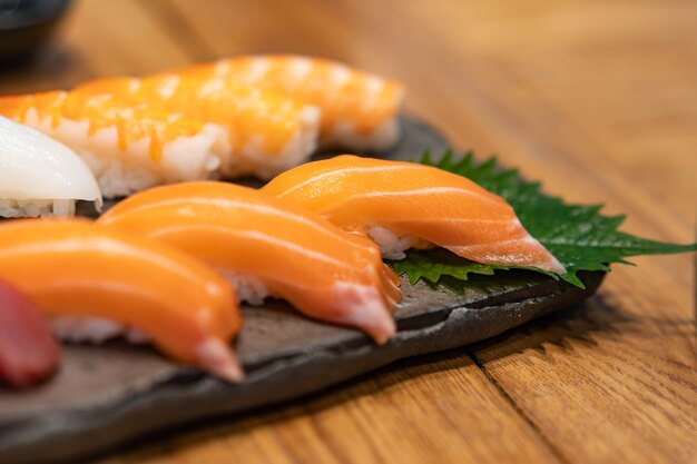 Свежий лосось суши