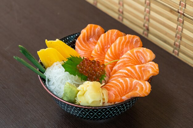 Salmone fresco sulla ciotola di riso sormontato (donburi)