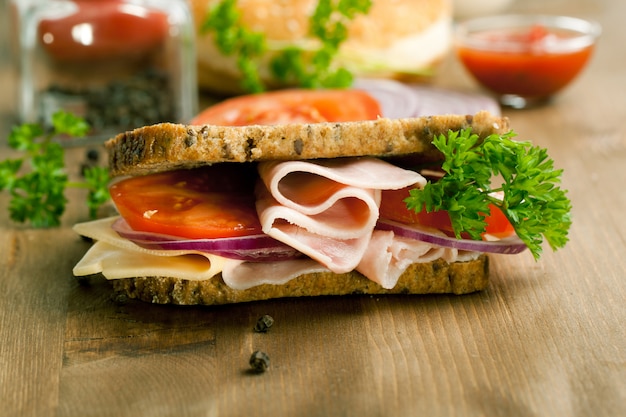 Photo fresh sandwich with ham and tomato