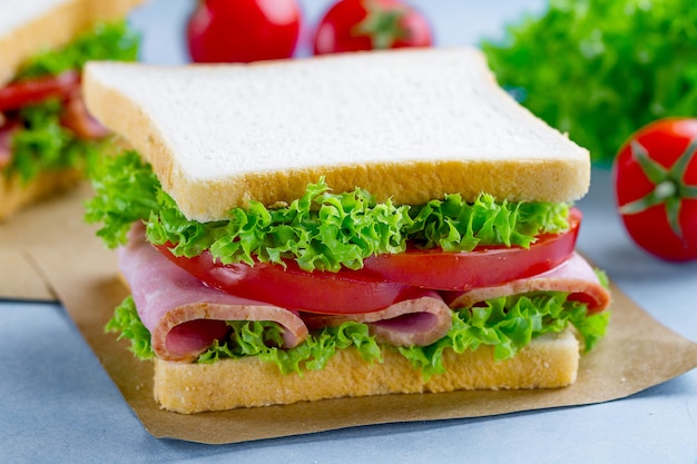 Panino fresco con prosciutto e verdure