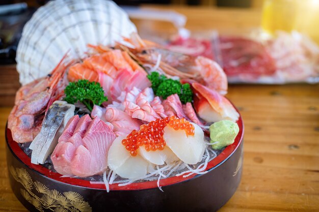 Комбо из свежих сашими из японии, азиатки и красивой
