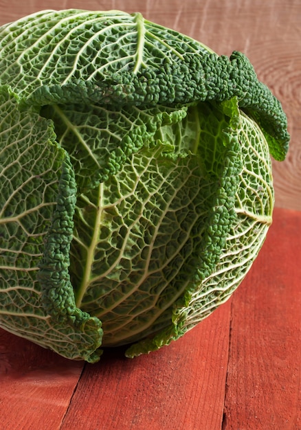 Photo fresh savoy cabbage closeup on rustic wooden background