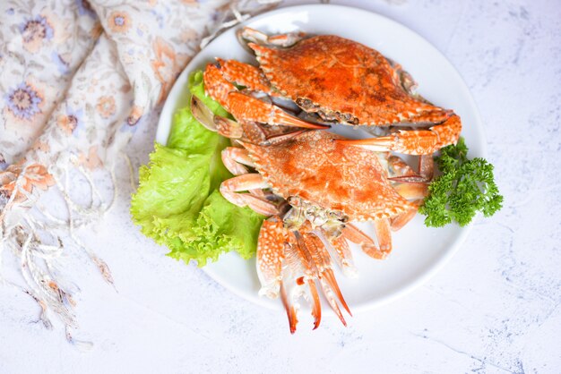 Photo fresh seafood crab on white plate cooking food, steamed or boiled blue swimming crab ocean gourmet