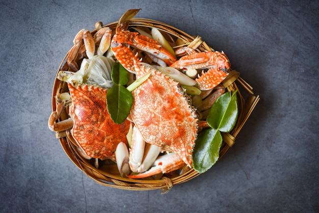 Photo fresh seafood crab on wooden plate in the restaurant