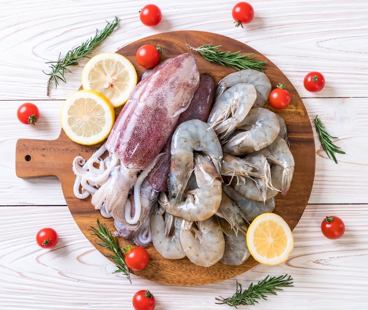 Photo fresh seafood raw (shrimps ,squids) on wooden board 