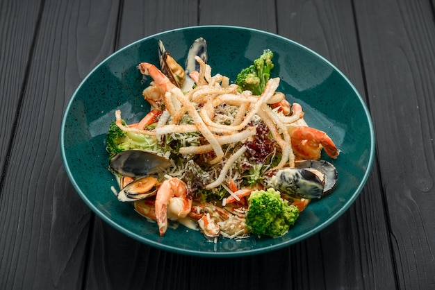 블랙에 새우, 홍합, 야채와 신선한 해산물 샐러드