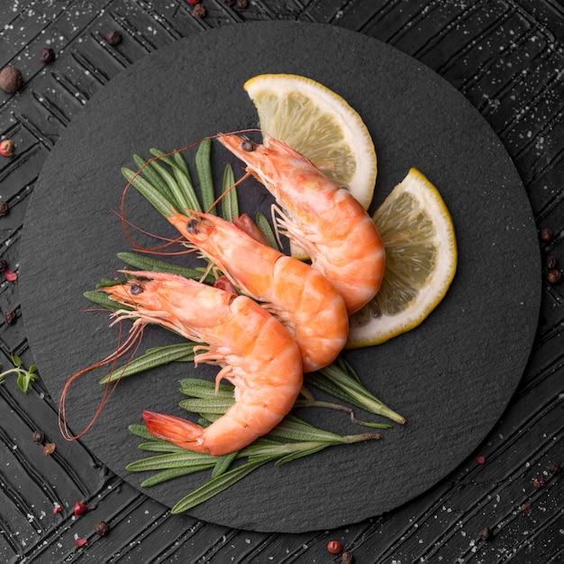 Фото Креветки из свежих морепродуктов на тарелке