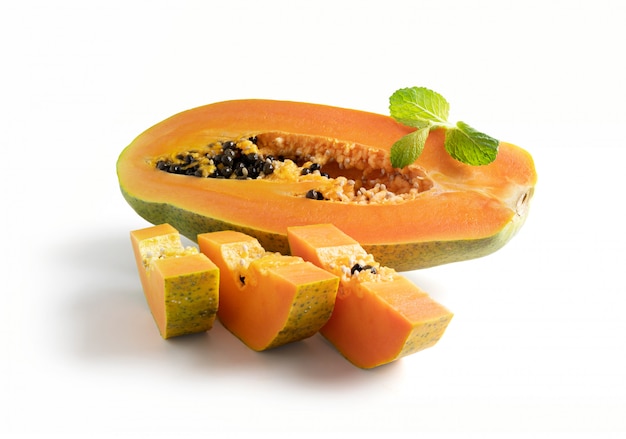 Photo fresh seasonal papaya isolated from white background