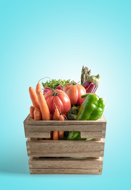 Photo fresh seasonal vegetables in wooden box