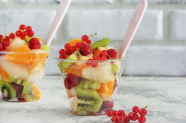 Foto frutti di bosco freschi selettivi berry salad takeaway cup