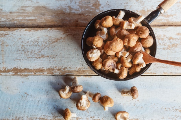 Funghi shiitake freschi in padella per cucinare