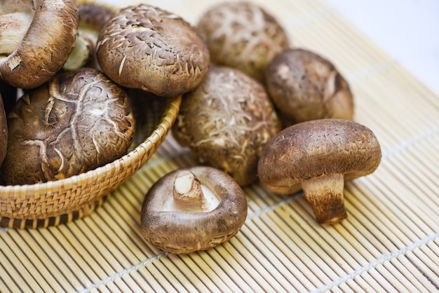 Funghi shiitake freschi