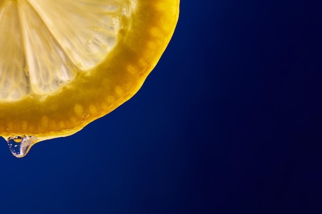 신선한 레몬 주스 한 조각이 파란색 배경 감귤류에 떨어지는 격리된 복사 공간