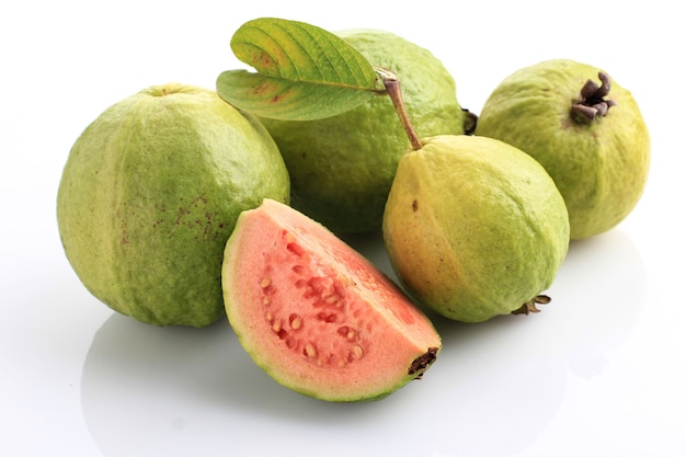 新鮮なスライスしたグアバと葉（jambu biji merah）またはPsidium guajava、白で分離。体の免疫力を高め、血圧とコレステロールを下げ、消化管を起動し、ビタミンCを豊富に含むことができます。