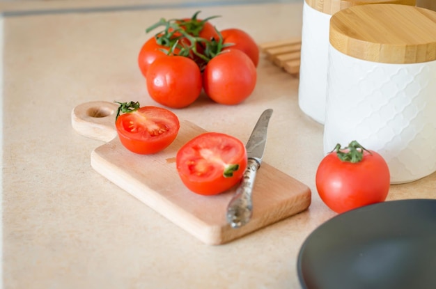 테이블에 커팅 보드에 신선한 얇게 썬 토마토