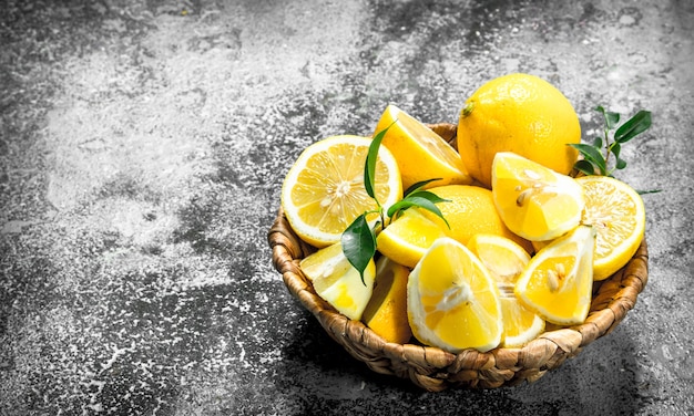 Fette fresche di limoni nel cestello.