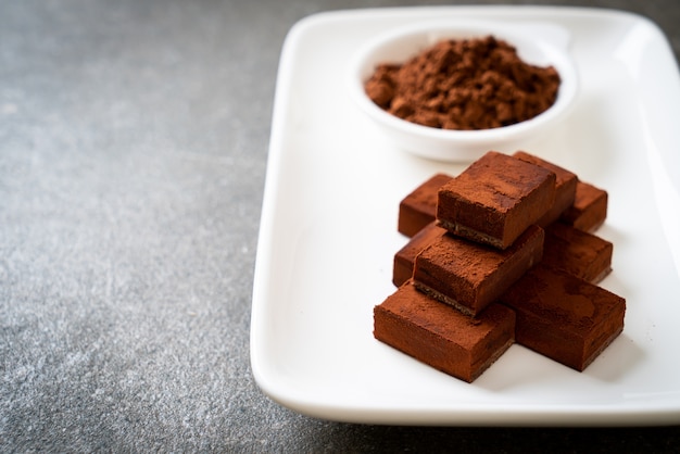 Cioccolato fresco e morbido con cacao in polvere