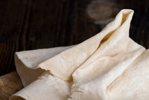 Foto lavash di grano tenero e fresco su una tavola