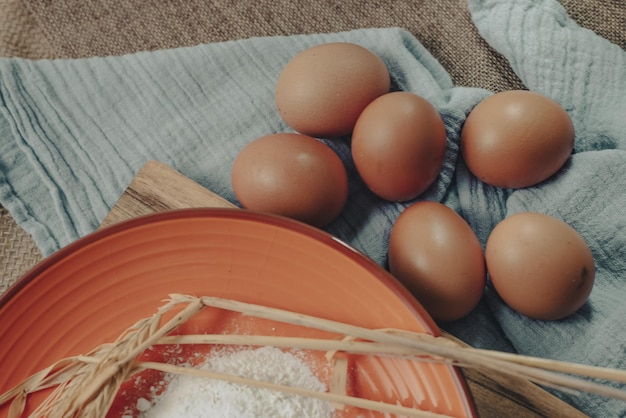 신선한 사워도우 빵. 신선하고 수제 슬라이스 빵 생산을 위한 원료.